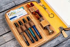 Galen Leather Zippered A5 Notebook Folio - Crazy Horse Honey Ochre 27 Galen Leather Zippered A5 Notebook Folio - Crazy Horse Honey Ochre -Writing Tools Store GalenLeather A5NotebookFolio CrazyHorse HoneyOchre stock 3