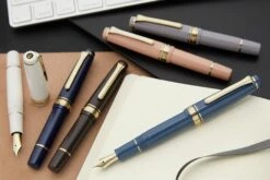 Sailor Pro Gear Slim Mini Fountain Pen - Zyne Pink 25 Sailor Pro Gear Slim Mini Fountain Pen - Zyne Pink -Writing Tools Store Sailor ProGear SlimMini PuffBrown AyurBlue AyurGray NightBlue BeniWhite ZynePink 2